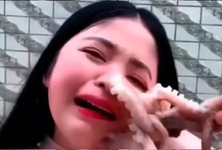 Influencer china come pulpo vivo durante transmisión en redes sociales y el animal la ataca; video