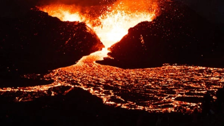 El-enorme-volcán-submarino-del-pacífico-que-podría-hacer-erupción-en-2025