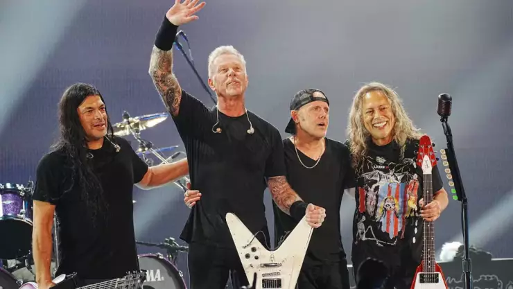 Metallica cantando La Chona