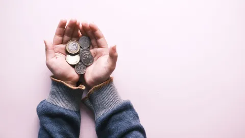 Este es el significado oculto de que aparezcan monedas tiradas por donde caminas