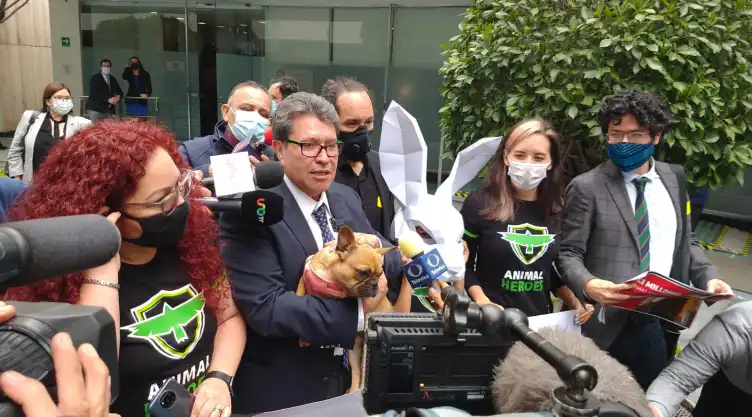 Ricardo Monreal con perrito.jpeg