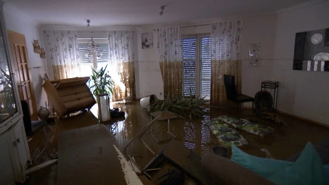 “Sin electricidad, sin agua. Ya nada funciona. Nadie puede dormir aquí por el momento. Solía ser una hermosa casa”, recuerda Regine. Acababa de remodelar su cocina cuando las inundaciones anegaron de agua y lodo su hogar.