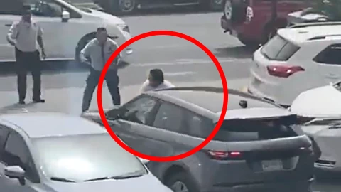 Pelea en estacionamiento termina termina con una persona herida.