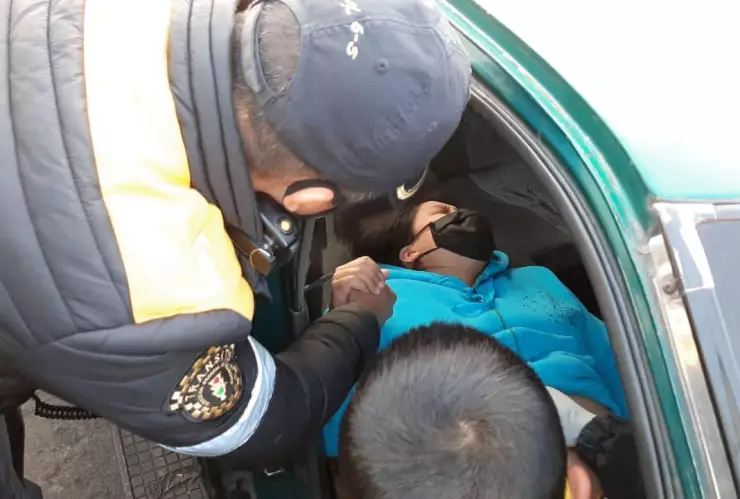 Mujer entra en labor de parto afuera de un hospital de la CDMX