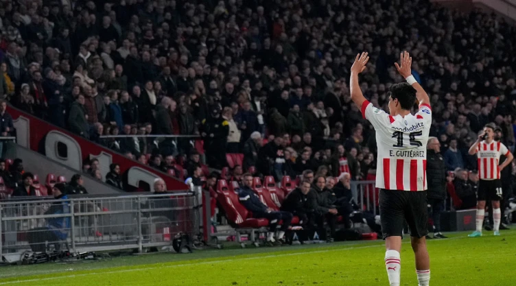 Erick Gutiérrez celebra un gol con el PSV