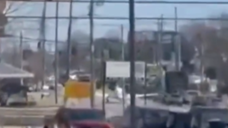 Video: Avioneta choca contra autos durante aterrizaje de emergencia; hay heridos