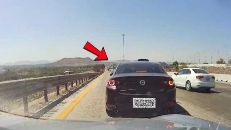 Casi termina en tragedia: Auto frenó bruscamente en plena autopista México-Querétaro