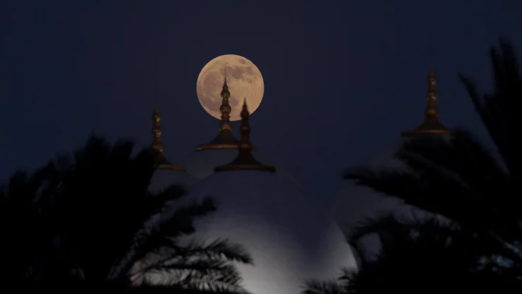 Una Luna de sangre domina el cielo en buena parte del mundo el viernes