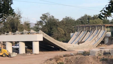 Mala maniobra provoca desplome del puente El Quelite en Sinaloa