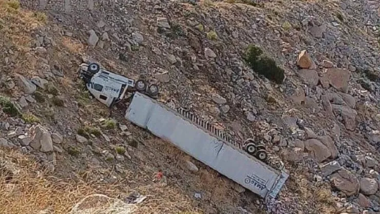 Accidente en La Rumorosa Tráiler vuelca fuera de la carretera hoy miércoles 27 de septiembre 2023