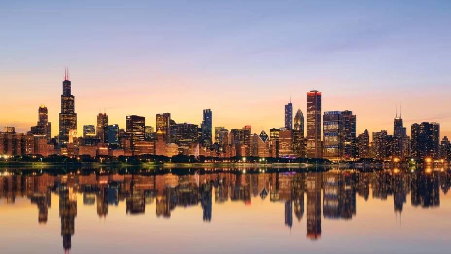 el skyline de la ciudad de Chicago al caer la noche.