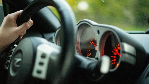 Riesgos-de-subir-los-pies-en-el-tablero-del-auto