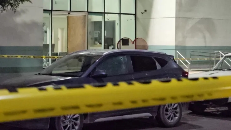 Hallan camioneta baleada afuera de hospital en Culiacán