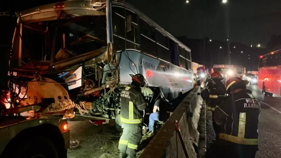 Choque de autobús deja varios pasajeros lesionados en la México-Querétaro