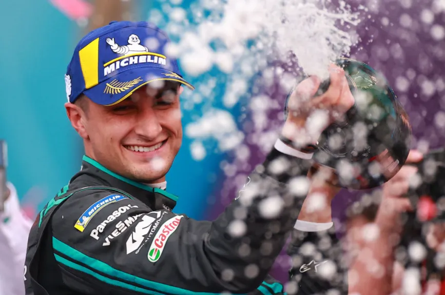 El Neozelandés, Mitch Evans se mantuvo a la cabeza después de 45 minutos de carrera durante el E-Prix de la Fórmula E 2020.