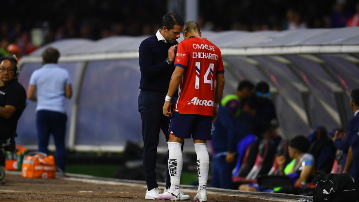 Fernando Gago habla con Chicharito Hernández