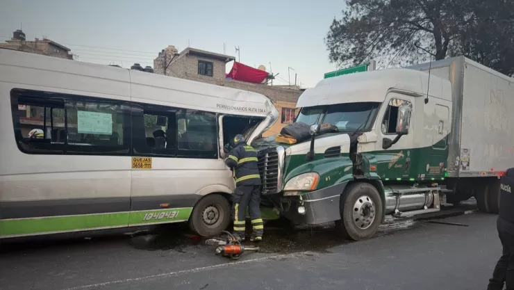Choque en la México-Puebla: Tráiler prensa a mujer dentro de un camión de pasajeros
