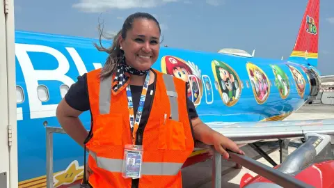 ¡it’s-a-Me! Avión de Super Mario Bros ‘Cloudtop Cruiser’ llega al aeropuerto de Cancún 2.jpg