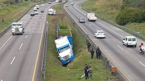 La unidad quedó varada en la cuneta central de la autopista Orizaba–Córdoba