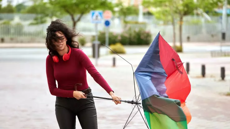 Mujer con paraguas y viento de Santa Ana