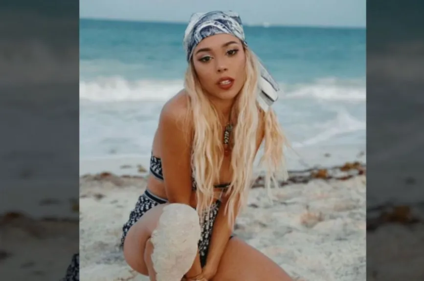 Danna Paola en la playa.jpg