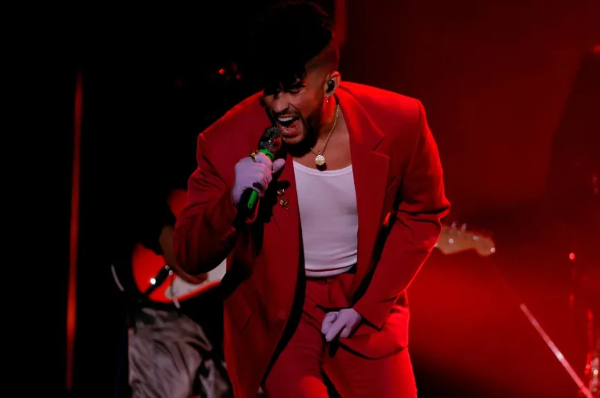 Bad Bunny de rojo.jpg