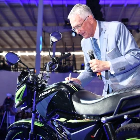 Grupo Salinas inaugura Ensamblika en Jalisco. Conoce los detalles de la nueva planta que ensamblará 500,000 motocicletas al año.