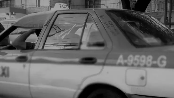 Voy en la perrera Taxista instala jaula para prevenir asaltos