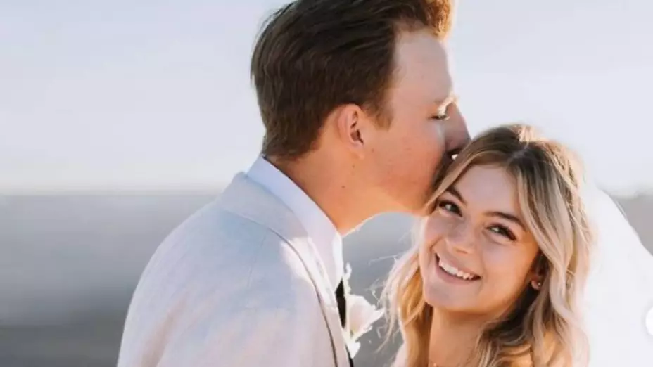 Mujer se casa con quien le hacia bullying.