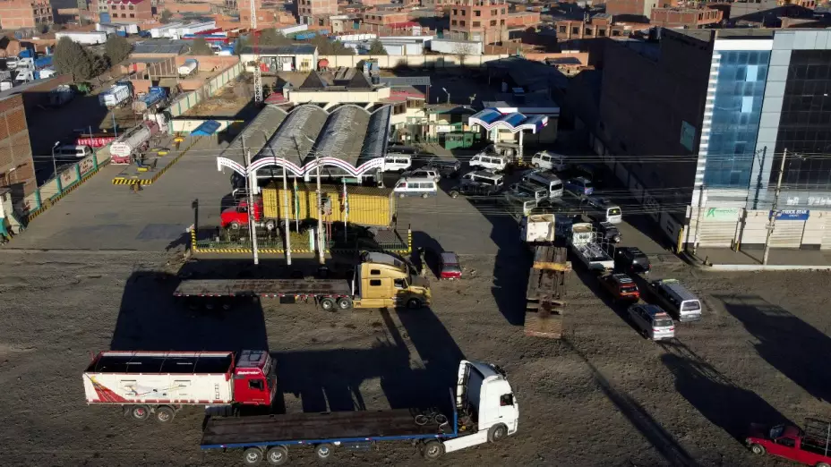 Una vista de un dron muestra camiones y autobuses haciendo fila para comprar diésel en una gasolinera en medio de una crisis económica y escasez de combustible, antes de las elecciones presidenciales de Bolivia el 17 de agosto, en El Alto, Bolivia , el 11 de agosto de 2025.