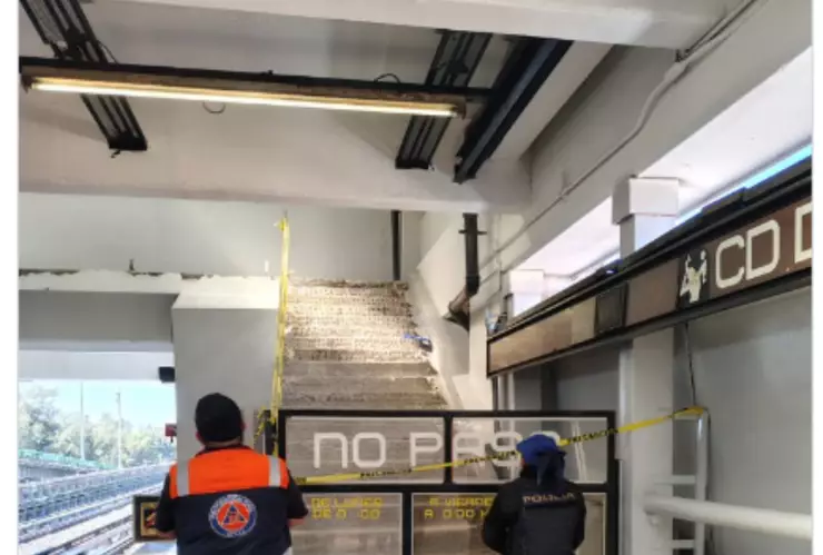 Usuarios del Metro de CDMX cruzan por escaleras sin barandal.