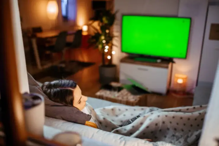 ¿Qué efectos puede tener en el cuerpo dormir con la televisión prendida?