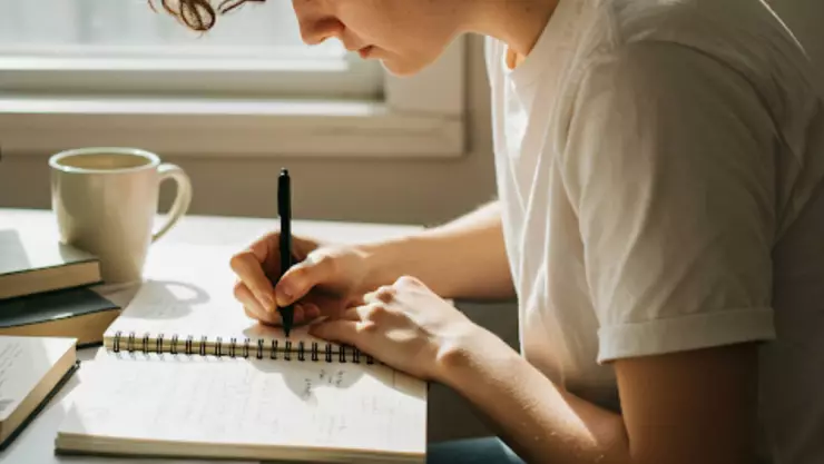 Ideas para escribir en tu journal HOY, 14 de febrero de 2026: Utiliza este promp y termina el día con gratitud