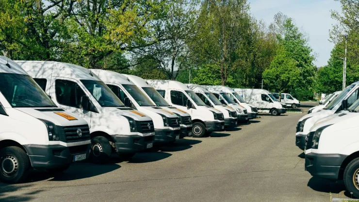 Imagen de camionetas blancas de transporte.