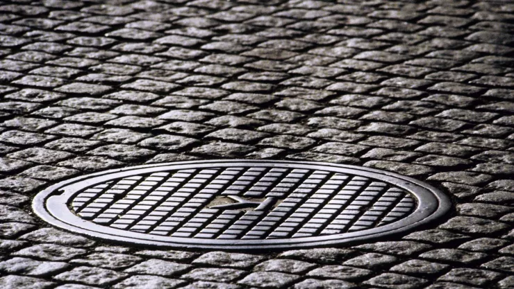 Hombre succionado por una alcantarilla es buscados por autoridades en Chiapas