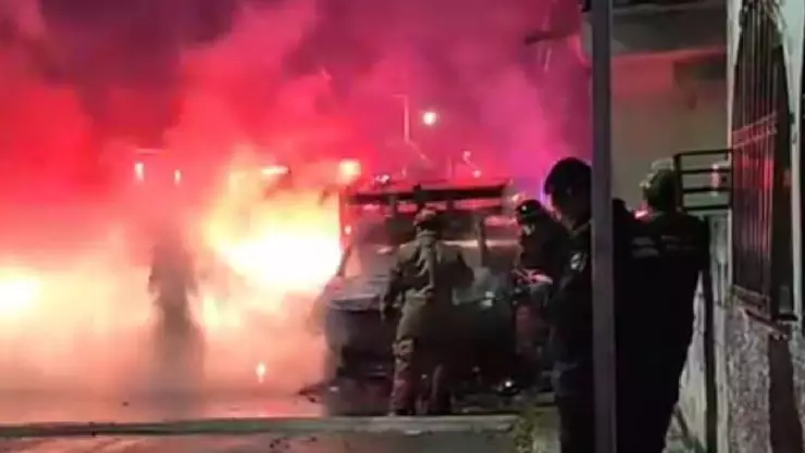 Camioneta se INCENDIA en Kanasín y queda totalmente calcinada