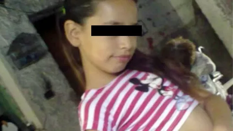 Fue asesinada a golpes y quemada en parrilla por no decir “mamá”.