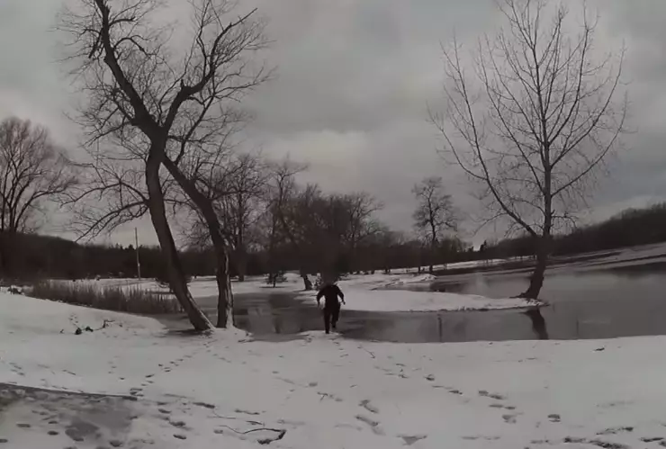 Policía rescata a una perrita que cayó en lago congelado
