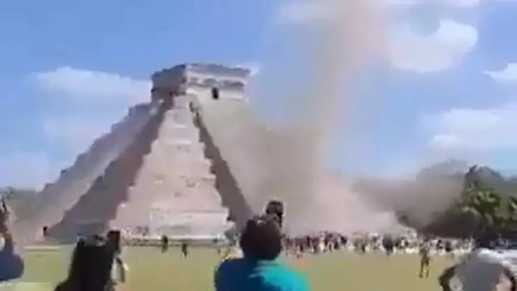 Chichen itza remolino.jpg