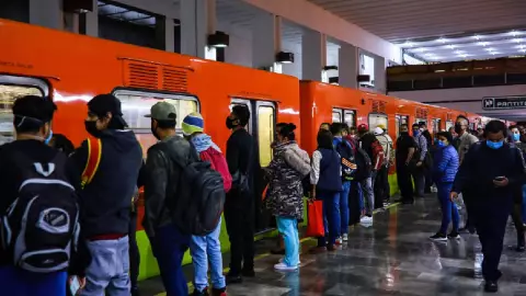 Usuarios del Metro CDMX reportan retrasos de hasta 20 minutos en la Línea 12.