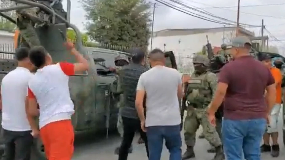 Soldados se enfrentan a habitantes de Nuevo Laredo.