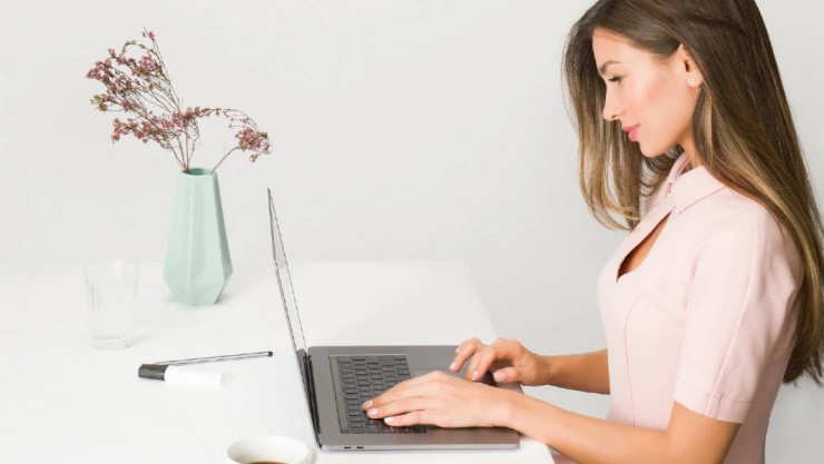 mujer realizando tramites en linea