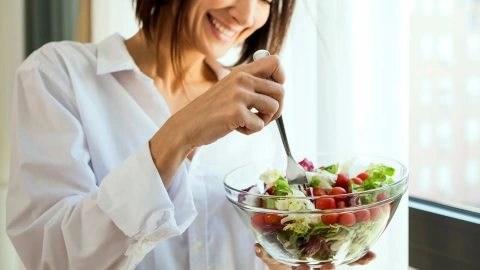 Mujer comiendo ensalada