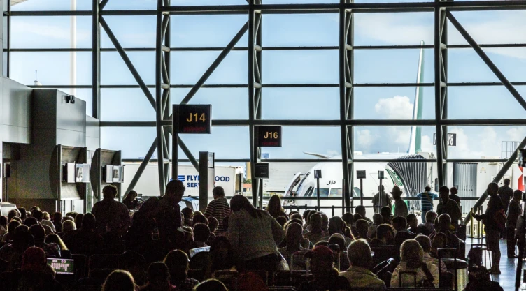 Personas en el Aeropuerto Internacional de Miami