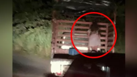 VIDEO: Graban a fantasma de niña subida a un camión en la carretera.