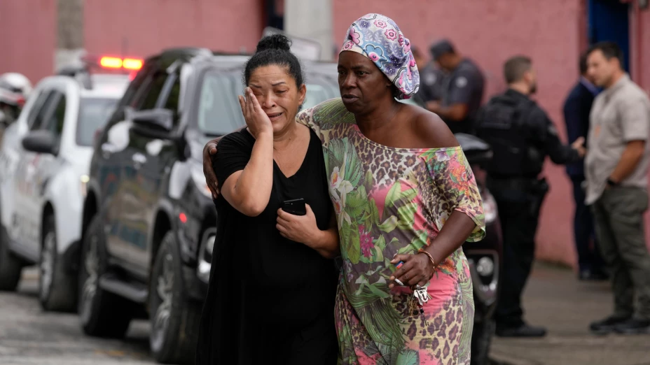 Familiares de heridos tras un ataque a puñaladas en una escuela de Sao Paulo, Brasil.