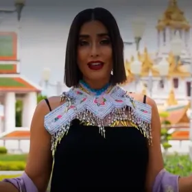 Desde el primer episodio, Paola deslumbró con dos estilos impactantes. Su belleza y elegancia se hicieron evidentes desde el primer instante, capturando la atención de todos. Aunque los estilos variaban, siempre lograron resaltar su personalidad única.