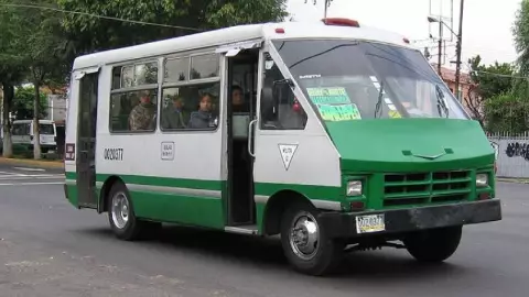 Pasajero pierde 3 dedos tras viajar ‘colgado’ de un microbús.jpg