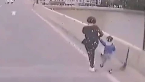 ConductoR evita que mujer salte de un puente con su hijo