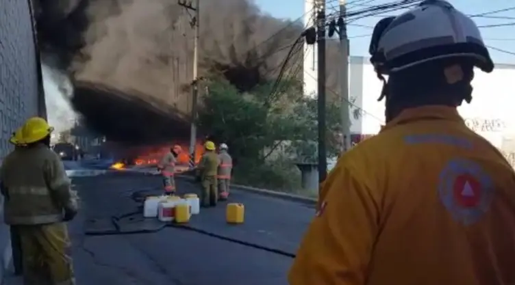 incendio bodega nuevo leon .jpg